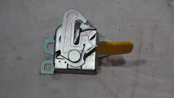 OEM 1383311080 Motorlocksremlås - Begagnad image 3