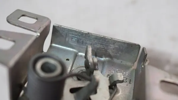 OEM 1383311080 Motorlocksremlås - Begagnad image 4