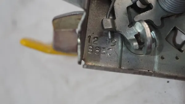 OEM 1383311080 Motorlocksremlås - Begagnad image 5