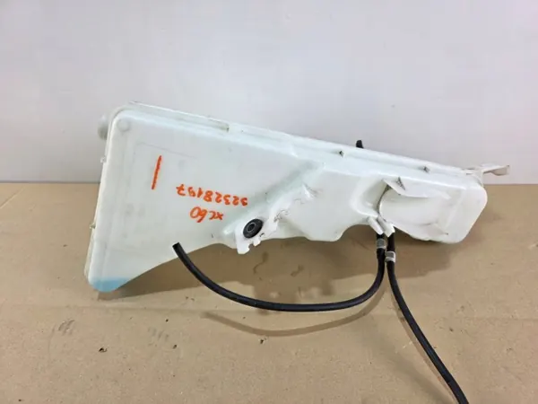 Volvo XC60 II Lift OEM 32328197 spolarbehållare image 3