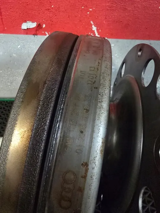 Volante de Dupla Massa Audi A4 B8 2.0 TDI 0AW105317AK image 2