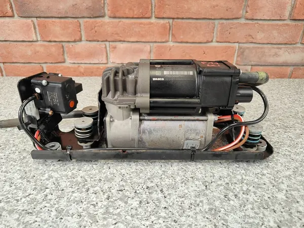 NIVO Rear Air Suspension Compressor BMW F07 F11 6875176 image 1