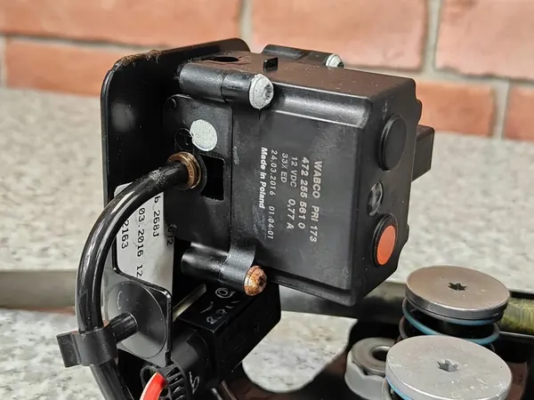 NIVO Rear Air Suspension Compressor BMW F07 F11 6875176 image 4