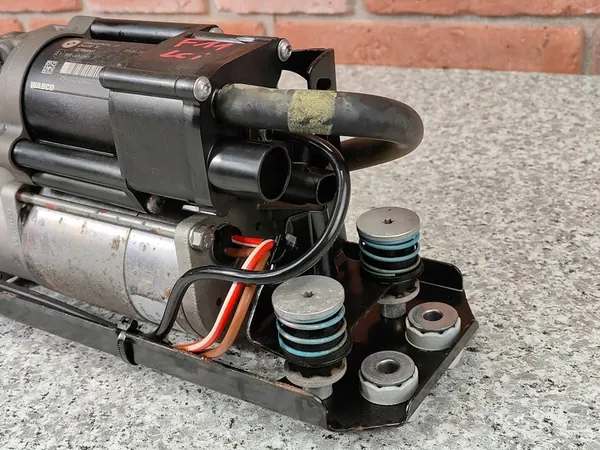 NIVO Rear Air Suspension Compressor BMW F07 F11 6875176 image 5