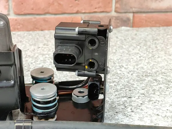 NIVO Rear Air Suspension Compressor BMW F07 F11 6875176 image 8