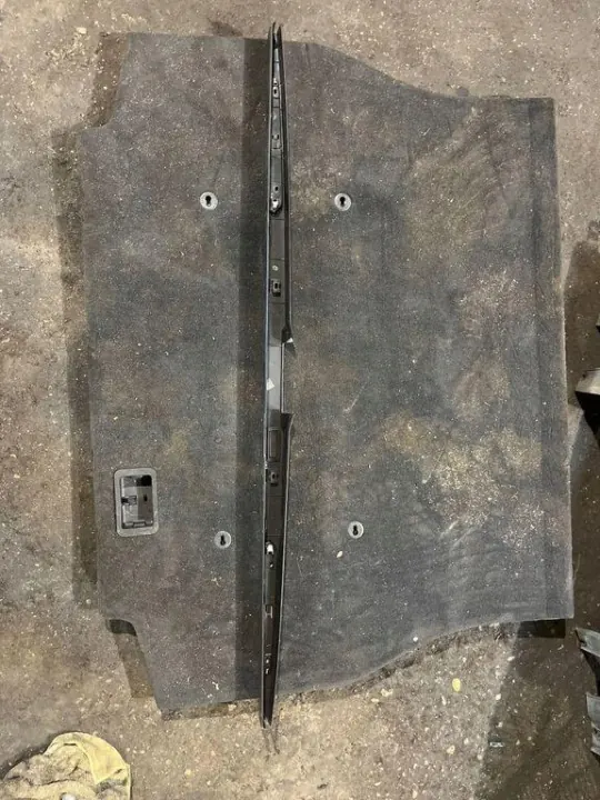Cubierta cerradura portón BMW X5 E53 OEM 51597132206 image 2