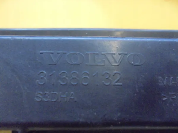 Volvo V90 Cross Country Moldura de Paso Derecha OEM 31386130 image 3