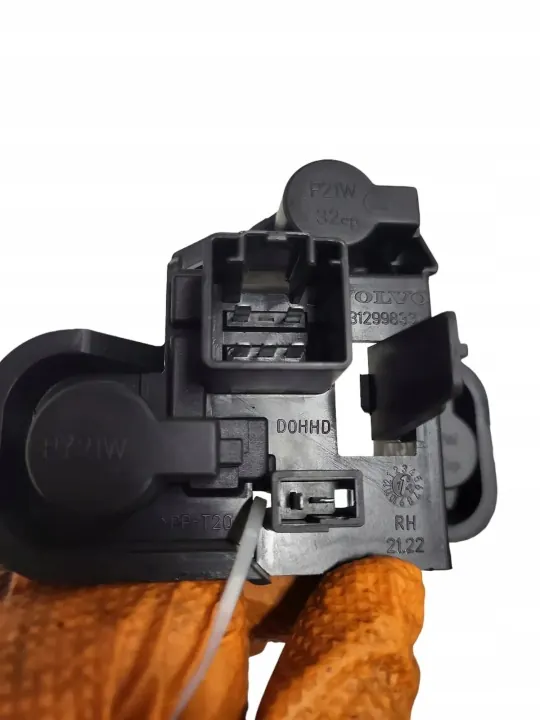 Connecteur feu arrière VOLVO V40 CC 21228009 image 3