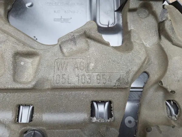 Couvercle supérieur moteur OEM 05L103925E 2.0 TDI image 8