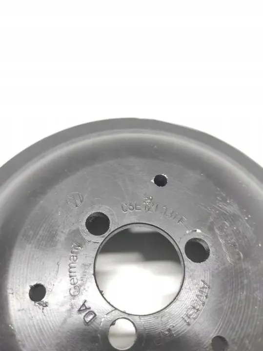 Polea de bomba de agua Audi OEM C3E121031F - Usado image 4