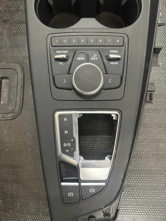 Audi A4 B9 A5 8W MMI Keskikehys OEM 8W1864261C image 4