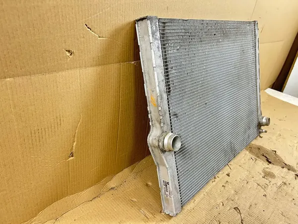 BMW M5 F10 M6 F06 F12 F13 M-POWER Vattensradiator OEM 7570095 image 5