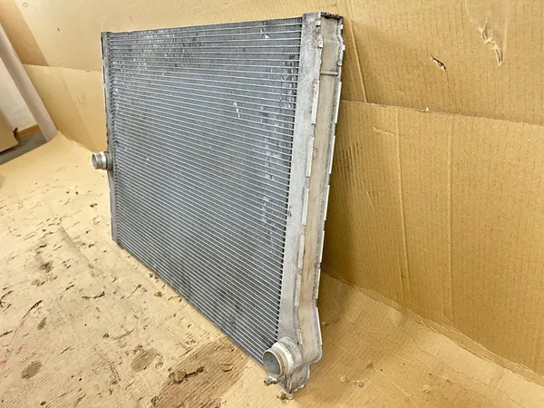 BMW M5 F10 M6 F06 F12 F13 M-POWER Vattensradiator OEM 7570095 image 6