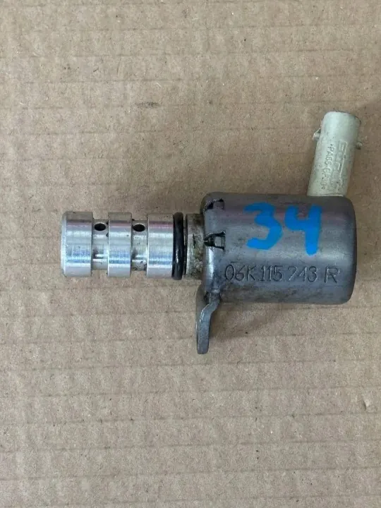 Válvula de controle da árvore de cames OEM 06K115243R - Usado image 2