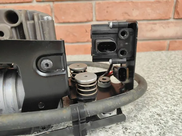 Compressore di sospensione pneumatica posteriore NIVO BMW F07 F11 image 10