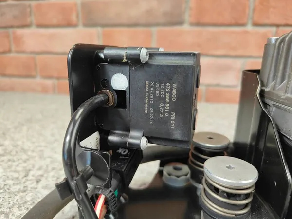 Compressore di sospensione pneumatica posteriore NIVO BMW F07 F11 image 5