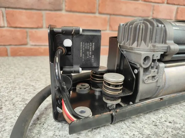 Compressore di sospensione pneumatica posteriore NIVO BMW F07 F11 image 6