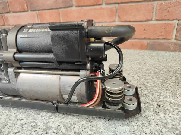 Compressore di sospensione pneumatica posteriore NIVO BMW F07 F11 image 7