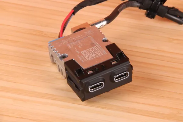 BMW 5A27DE6 Kaksois-USB-portti G60 G61 G70 iX I20 image 2