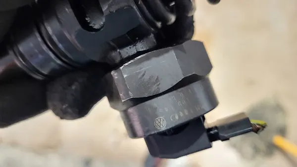 Iniettore Diesel Bosch 1.9 TDI 038130073AR image 4