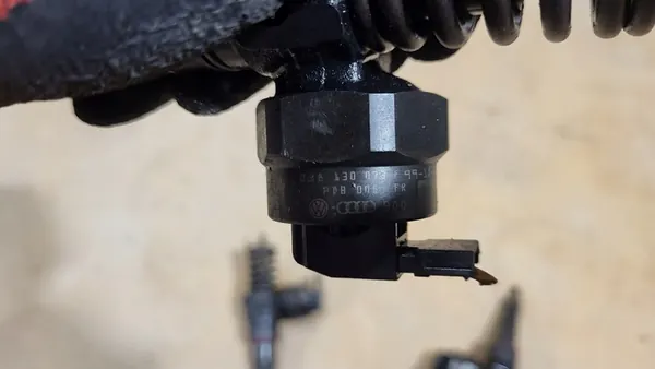 Iniettore Diesel Bosch 1.9 TDI 038130073AR image 9