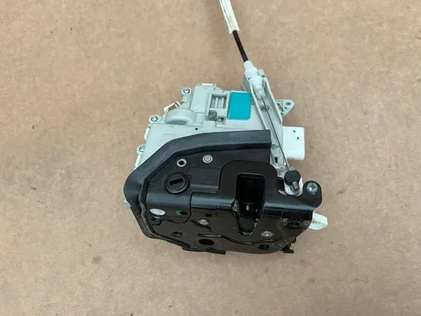 Vänster Bakdörrslås Audi Q5 8R Lift 8K0839015G image 2