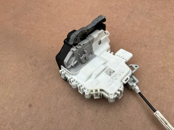 Vänster Bakdörrslås Audi Q5 8R Lift 8K0839015G image 4