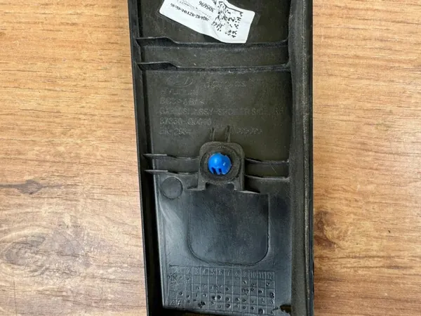 OEM 87350-Q0010 Moldura Tapa Maletero Derecha Trasera image 3