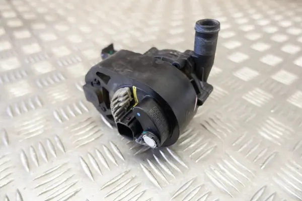 Pompe à eau Tesla OEM 600804700E - Occasion image 5