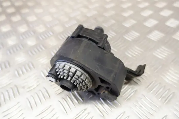 Pompe à eau Tesla OEM 600804700E - Occasion image 6