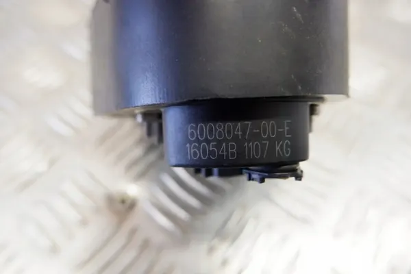 Pompe à eau Tesla OEM 600804700E - Occasion image 9
