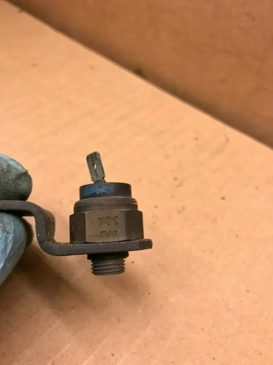 Volkswagen PASSAT B3 1988 Jäähdytysnesteen lämpötila-anturi OEM 535919521 image 3