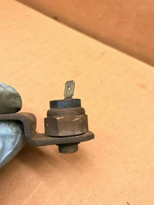 Volkswagen PASSAT B3 1988 Jäähdytysnesteen lämpötila-anturi OEM 535919521 image 4