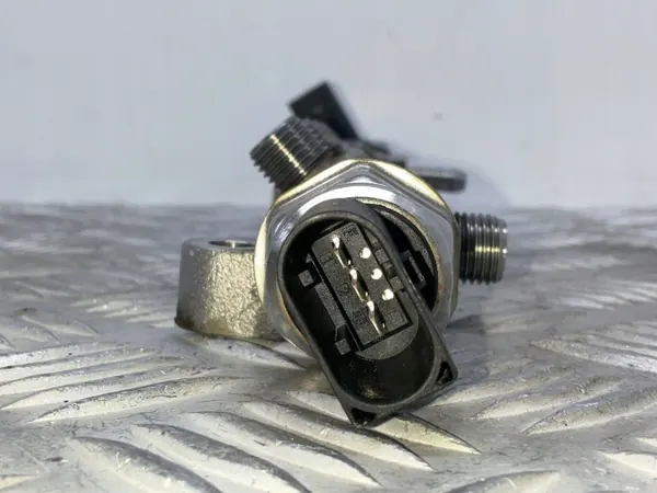 Bränsletrycksregulator OEM 04L089B för VW Golf image 7