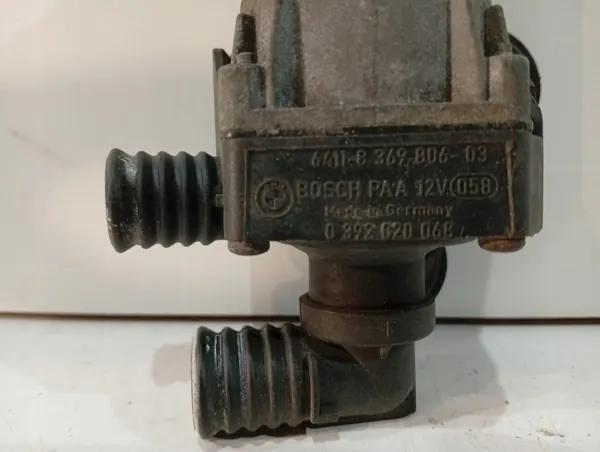 Pompe à eau BMW OEM 64118369806 - État utilisé image 3