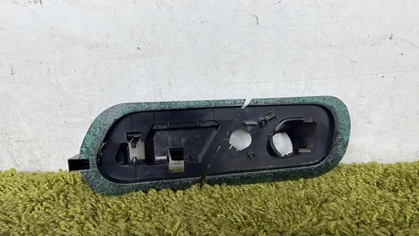 Base de poignée de porte gauche OEM K105F00120 - Mercedes SLK R170 image 2