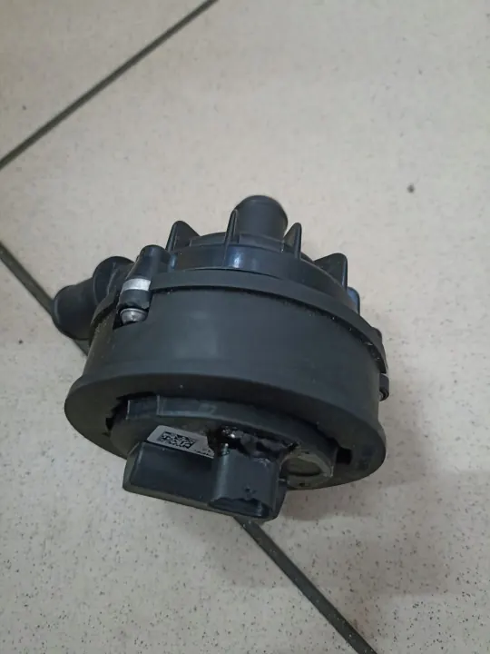 Jeep Wrangler JL 4XE apujäähdytysnesteenpumppu OEM 68617741AA image 3