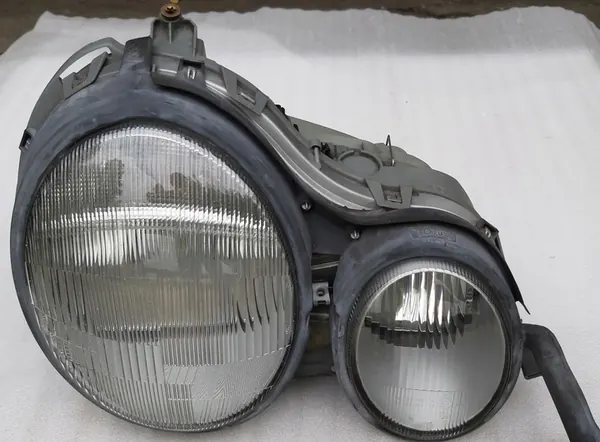 Rechter voorlicht Mercedes W210 image 8