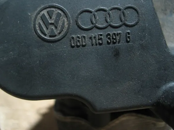 Oljefilterhus AUDI SEAT SKODA VW 06D115397G image 8