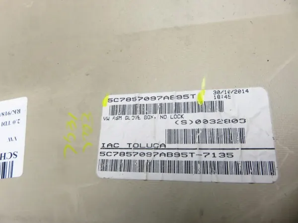 Compartimento de almacenamiento VW usado OEM 5C7857097AE image 4