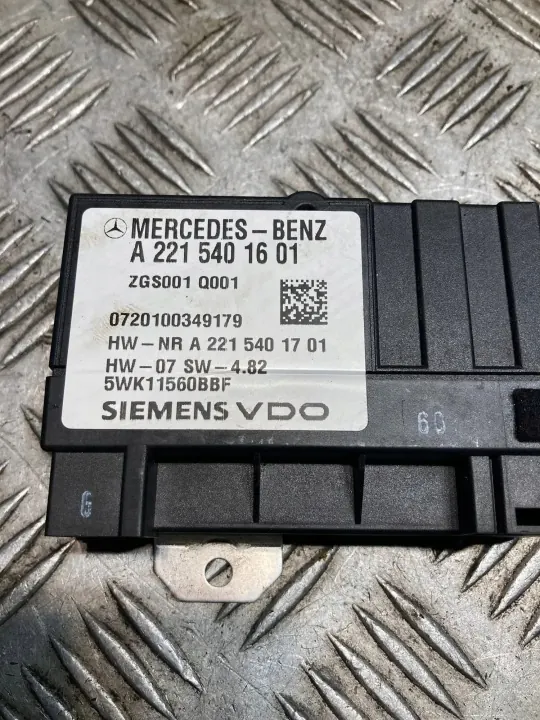 Mercedes-Benz C W204 Insprutningspumpsstyrenhet OEM 2215401601 image 4