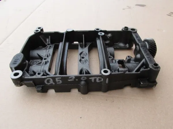 Audi Q5 Öljypumpun kansi OEM 03L103535V - Käytetty image 3