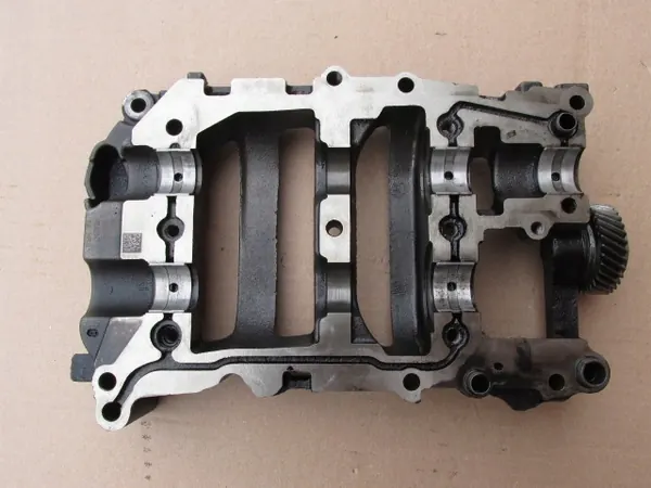 Audi Q5 Öljypumpun kansi OEM 03L103535V - Käytetty image 6