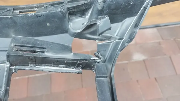 Guia de para-choque dianteiro direito Mercedes E-Class W212 2013-2016 image 3