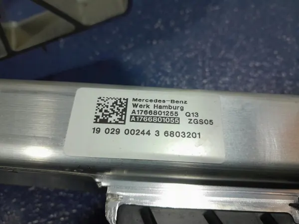 Mercedes GLA W156 Mittariston Kehys OEM A1766801055 image 8