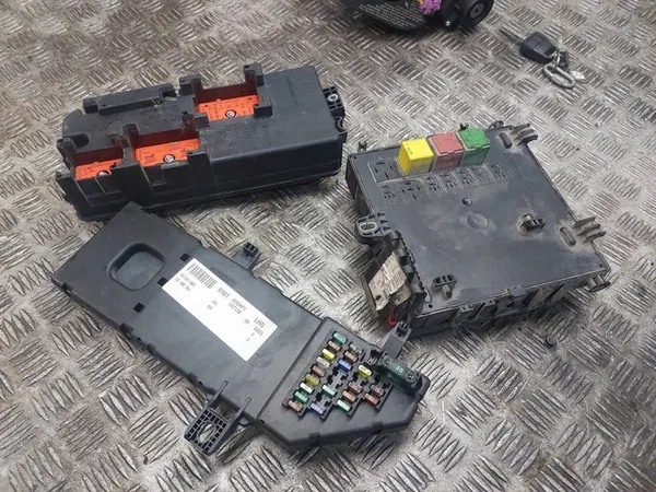 Combiné de contact + Boîte à fusibles Opel Vectra C image 5