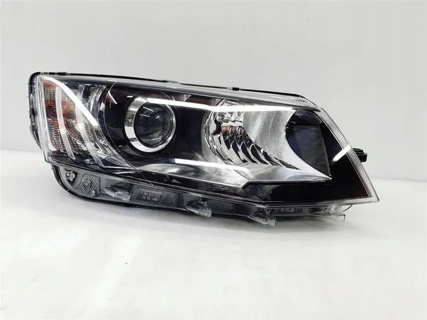 FARO XENON DIREITO SKODA OCTAVIA III 12-16 image 2