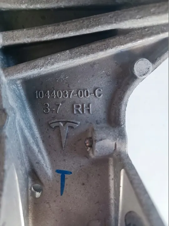 Etuoikea iskunvaimennin kiinnike OEM 1044037-00-C Tesla 3/Y image 3