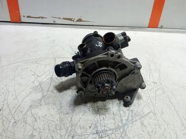 AUDI A5 F5 2.0 TFSI Vattenpump Termostat Hölje OE 06L121012H image 4