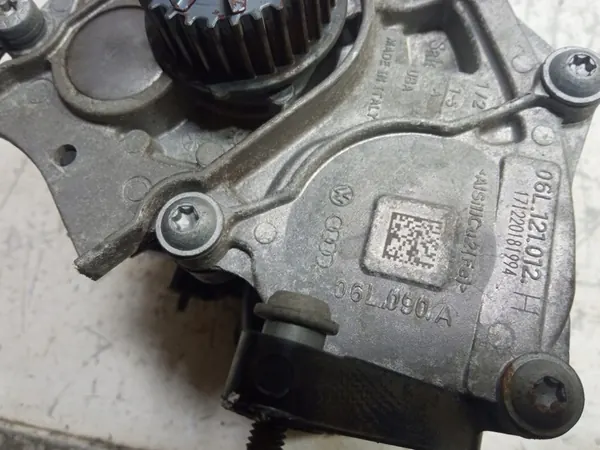 AUDI A5 F5 2.0 TFSI Vattenpump Termostat Hölje OE 06L121012H image 6